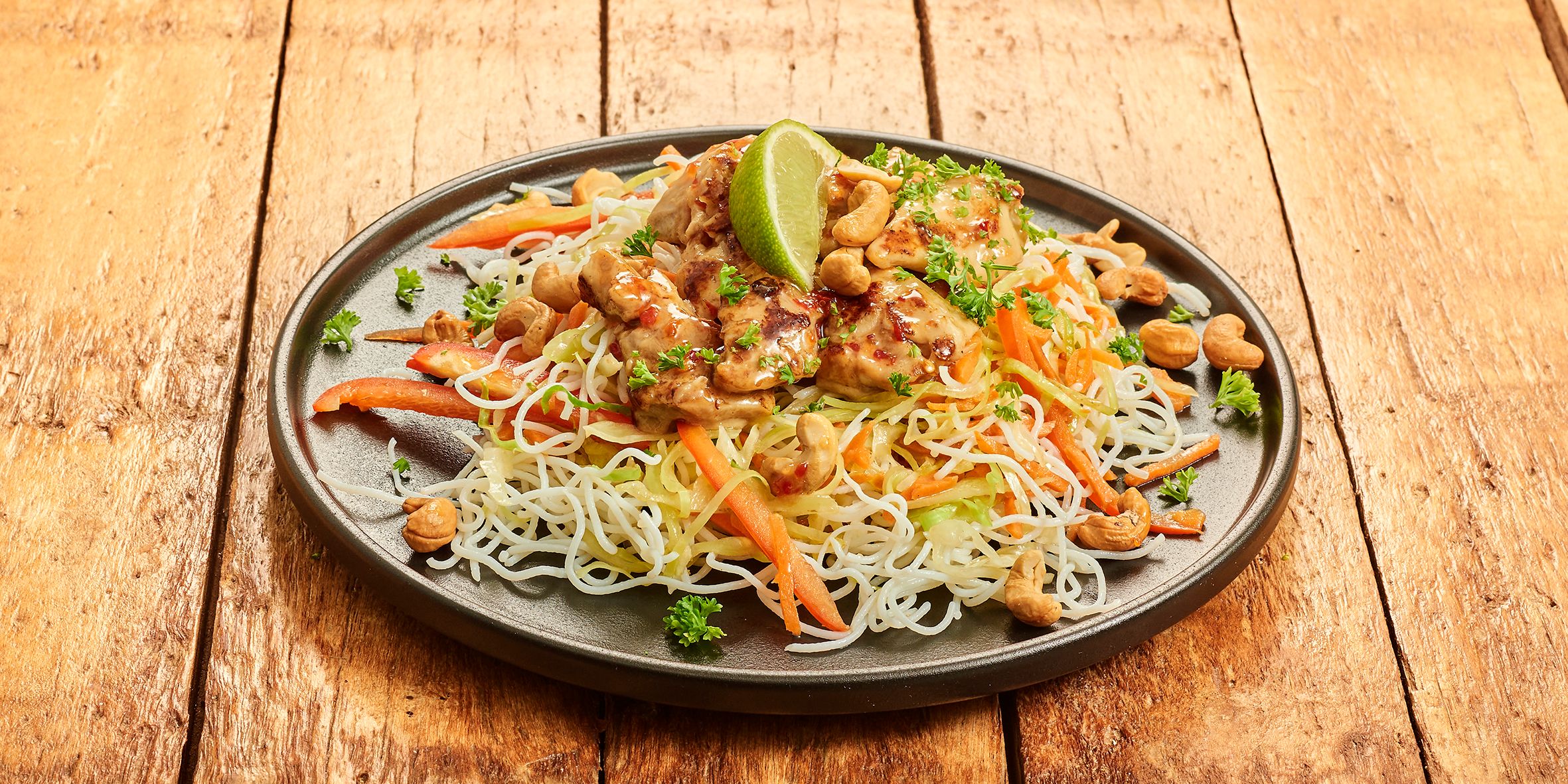 Pad Thai Met Noedels Met Kip Ei En Groenten Uitgekookt