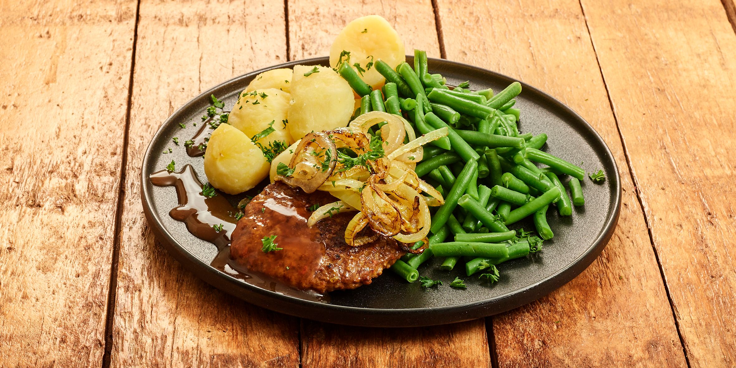 Vega hamburger met uitjes, aardappelen en boontjes | Uitgekookt